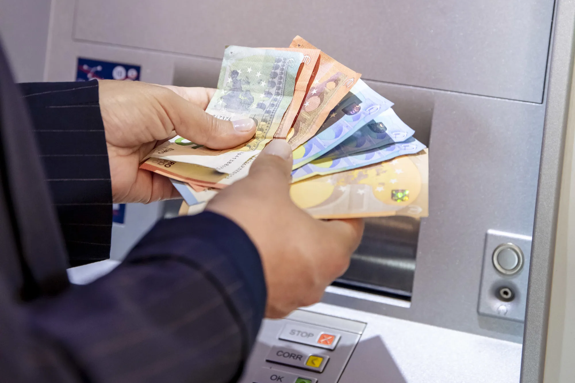 Welke biljetten worden aanvaard bij het deponeren van cash?